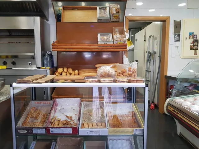 Interior del local con los productos en bandejas