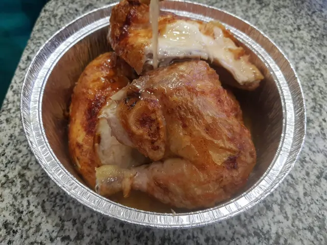 Pollo asado en una bandeja de aluminio